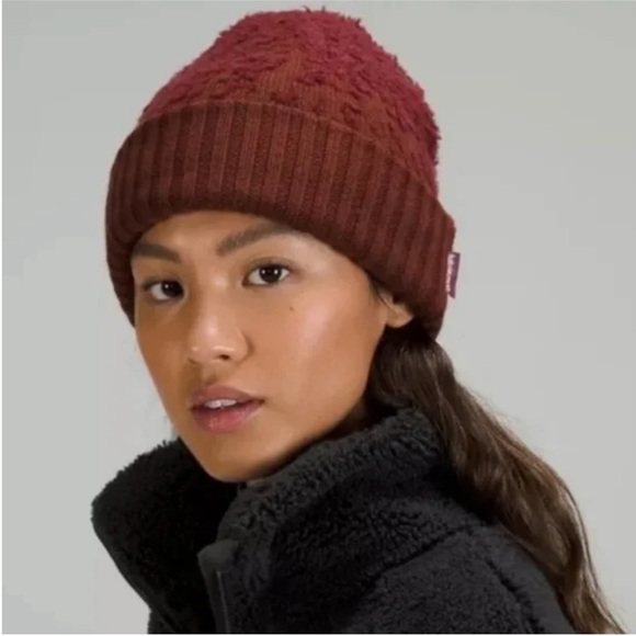 Lululemon Ombre Knit Textured Beanie in Red Merlot - Picture 1 of 9